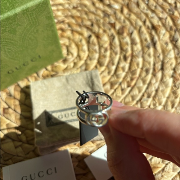 Gucci Silver Ring with Iconic Logo - Picture 4 of 7